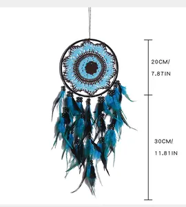 Dettaglio dell'acchiappasogni Evil Eye con anello da 20 cm e piume lunghe 30 cm circa