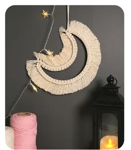 Vista detallada del tapiz de pared de macramé de luna hecho a mano con flecos bohemios
