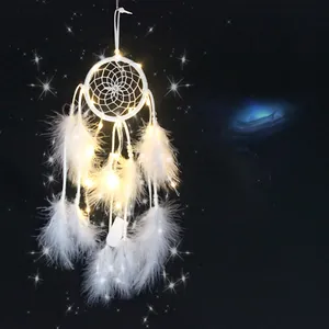 Atrapasueños blanco hecho a mano con luces LED cálidas y plumas decorativo