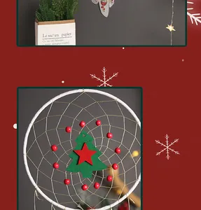 Detailansicht eines Weihnachts-Traumfängers mit Filzbaum und roten Perlen