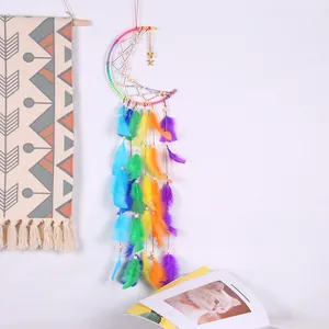Atrapasueños colorido con forma de luna plumas arcoíris y estrellas doradas decorativo