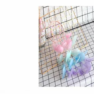Attrape-rêves fait main avec plumes colorées pour décoration murale intérieure