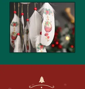 Makro-Detail von weißen Traumfänger-Federn mit festlichen Weihnachtsmotiven und roten Perlen.