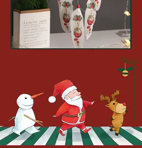 Detail von weißen Traumfänger-Federn mit festlichen Weihnachtsmustern und Perlen