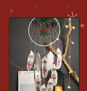 Festlicher Weihnachts-Traumfänger-Wandbehang mit weißen Federn und Baum-Design