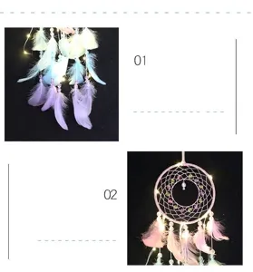 Vue détaillée d'un attrape-rêves fait main avec plumes colorées et LED