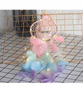 Détails d'un attrape-rêves aux couleurs pastel avec des lumières LED et des plumes