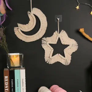 Decorazione murale bohémien in macramè fatta a mano a forma di luna e stella per la camera
