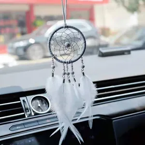 Atrapasueños artesanal con plumas grises y blancas para el retrovisor del automóvil