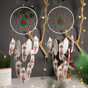 Paar kerstdromenvangers met een feestelijke verenprint en kerstboomdecoratie.