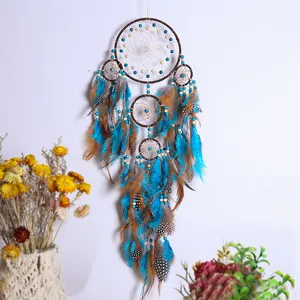 Vintage bohemian dromenvanger met vijf ringen en blauwe veren voor huisdecoratie