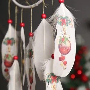 Kerst thema dromenvanger wanddecoratie met bedrukte witte veren en rode kralen