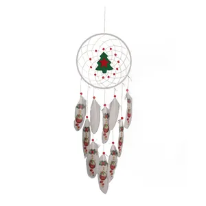 Kerst dromenvanger wanddecoratie met witte veren en een feestelijk kerstboom motief