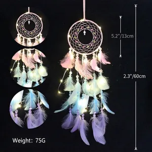 Capteur de rêves avec plumes et lumières LED pastel pour déco murale