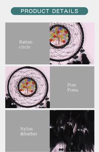 Detalle de un atrapasueños hecho a mano con diseño de árbol de la vida y plumas negras
