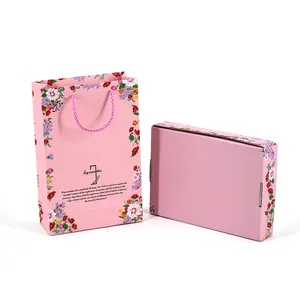 Elegante bolsa de regalo floral rosa con atrapasueños y caja de cartón a juego para regalo