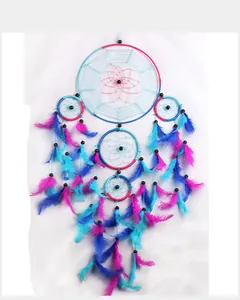 Detailansicht eines Traumfängers mit fünf Ringen und leuchtend bunten Federn.