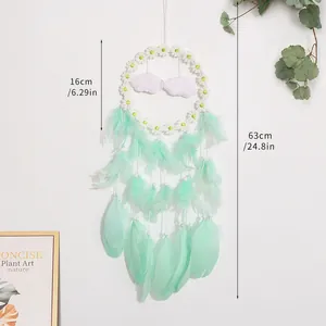 Atrapasueños de pared con plumas verde menta, aro floral de 16cm y longitud total de 63cm