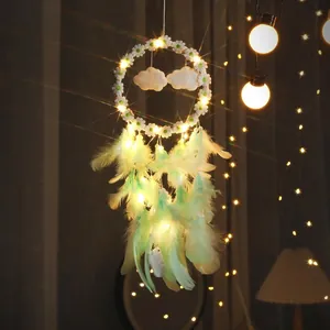 Vista detallada de un atrapasueños de plumas con luces LED y margaritas