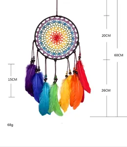 Vue détaillée de l'attrape-rêves arc-en-ciel fait main avec dimensions et poids indiqués