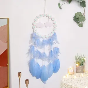 Atrapasueños blanco hecho a mano con plumas azules para decoración de paredes