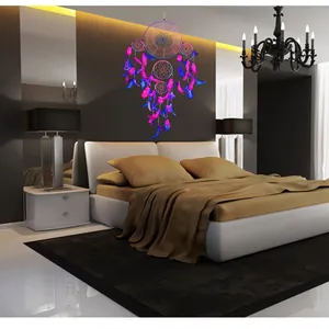 Großer 5-Ring-Traumfänger mit pinkfarbenen und blauen Federn in einem modernen Schlafzimmer