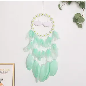Elegante atrapasueños con margaritas blancas y plumas verde menta para decoración