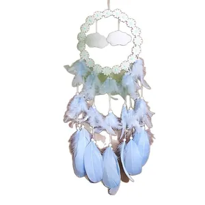 Atrapasueños azul y blanco con plumas, margaritas y nubes para decoración de fiestas