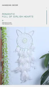 Elegante witte dromenvanger in kattenvorm met veren voor romantische wanddecoratie