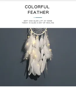 Vista macro detallada de un elegante atrapasueños de plumas blancas con luces LED