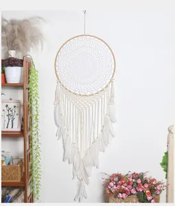 Detailansicht eines beigen Traumfängers im Boho-Stil mit Federn für die Wanddeko
