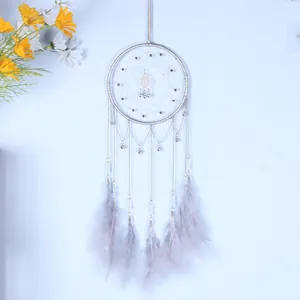 Elegante acchiappasogni minimalista con piume grigie da parete con catene e campanelli