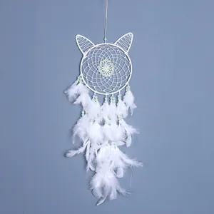 Handgemaakte lichtgevende witte kattenkop dromenvanger met veren voor wanddecor