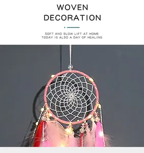 Detalle macro de un atrapasueños tejido rosa con luces LED de hadas cálidas hogar
