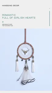 Detail van een dromenvanger in Scandinavische stijl met een hertenkop en witte veren