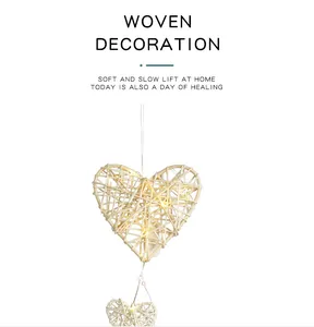 Vue détaillée d'un pendentif en rotin en forme de cœur avec des LED chaudes