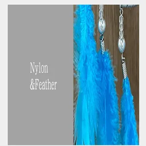 Detalle de plumas azules e hilos de nylon para la decoración del atrapasueños.