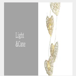 Vue détaillée de la guirlande lumineuse en forme de cœur en rotin tissé à la main