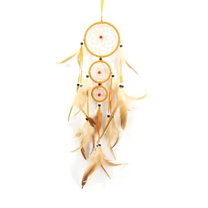 Atrapasueños artesanal de tres anillos con plumas doradas para decoración de pared