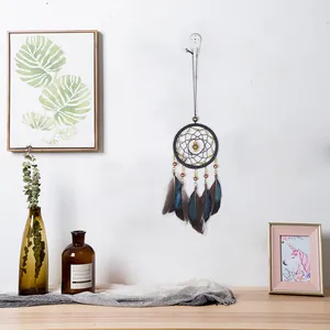 Decoración atrapasueños vintage hecho a mano con plumas azules y cuentas doradas