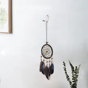Atrapasueños vintage hecho a mano con plumas azules para decoración de pared boho