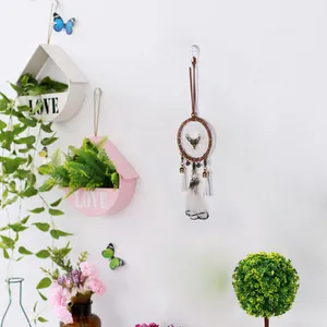 Noorse stijl dromenvanger met hertenkop en witte veren voor elegante wanddecoratie