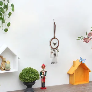 Noordse dromenvanger met witte veren en hertenkop voor wanddecoratie in huis