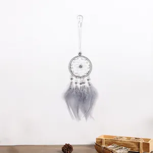Atrapasueños gris hecho a mano con plumas para decoración de casa o coche interior