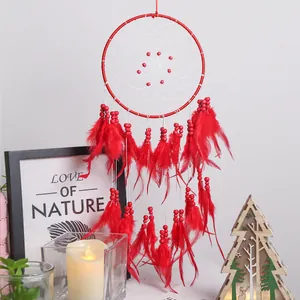 Handgemaakte rode dromenvanger met veren en kralen voor decoratieve wanddecoratie