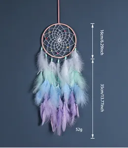 Dimensiones de un atrapasueños pastel con aro de 16 cm y plumas de 35 cm.