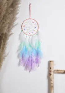 Vista detallada de un atrapasueños hecho a mano con plumas en tonos pastel para hogar