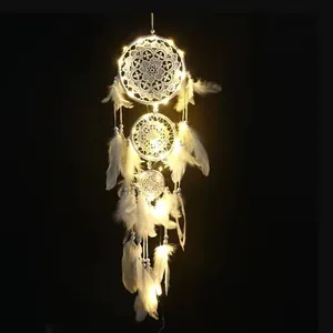 Weißer Traumfänger mit drei Ringen, LED-Lichtern und Federn für Boho-Wanddekoration