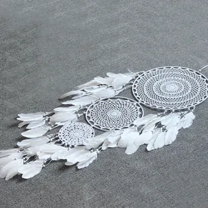 Grote witte dromenvanger met drie ringen en veren voor bruiloft en wanddecoratie.