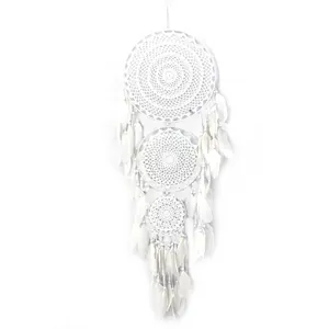 Grote witte gehaakte dromenvanger met drie ringen en veren voor bruiloft wanddecoratie.